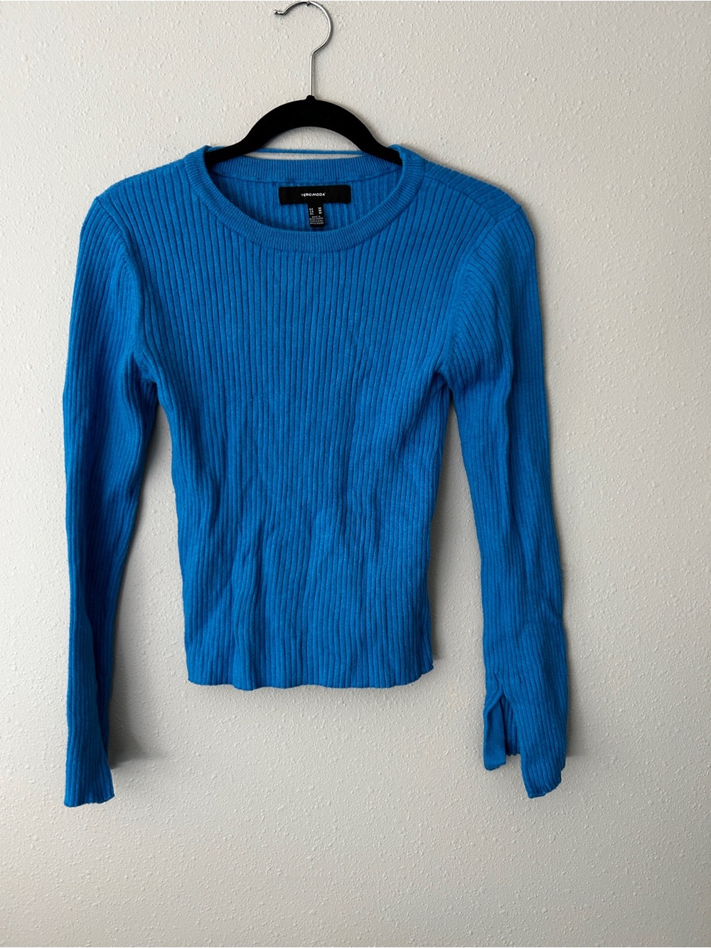 Vero Moda Ribbed Crewneck Long-Sleeve Top in Electric Blue